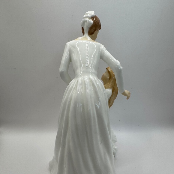 Royal Doulton Figurine Just for You HN3355 Vintage Royal Doulton Mother Daughter - Picture 6 of 8